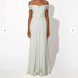 Balklänning  - Jättefin balklänning från by malina🙌 prislappen är kvar då den är för liten men kan inte lämna tillbaka längre❣️Nypriset ligger runt 3700 jag säljer för 2500 men kan tänka mig att sänka priset vid snabb affär💞