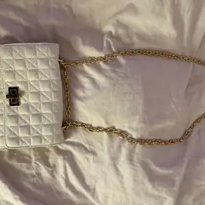 Jätte fin vit väska med guld kedja💕 i bra skick och säljs för den inte kommer till så stor användning❣️
