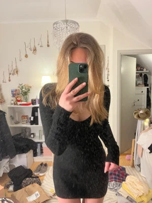 Stickad klänning - Säljer denna svarta fina stickade klänningen! Perfekt nu när det är lite kyligt ute men man fortfarande vill va fin🤩