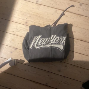 street wear sweatshirts/hoodie - 1 för 80kr, 3 för 180kr! tror de är köpta för 299kr styck allihopa. tror att alla är i xs men dom sitter baggy. tveka inte om du har några frågor eller vill ha fler bilder på något!