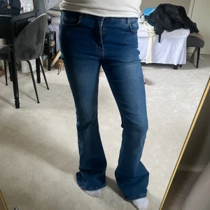Nice midwaist bootcut jeans - Från pull& bear, passar mig som har 34/36 i jeans. Jättenice passform 