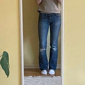 Lågmidjade jeans - Jag är ca 169 o dem är bra i längden. Jeansen har två hål på knäna, är lågmidjade o bootcut. Dem är från citizens of humanity o modellen är ”Kelly #001”, hör av dig om du har en fråga/är intrsserad!🫶🏻Lägsta tänkbara bud: 600kr