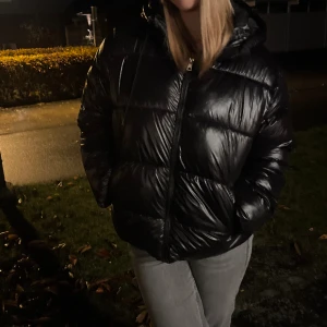 Lackjacka - Passar bra aom vår jacka då den inte är så tjock! Storleken är xxs dock är den stor i storleken! Pris kan ändras!