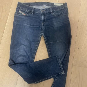 Diesel jeans - Feta diesel industry i storlek 31/32. Skick 8/10, tveka inte att höra av er! Finns fler bilder!