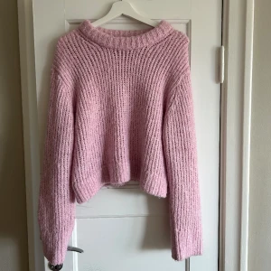 Rosa stickadtröja - Säljer denna stickade tröja från weekday💕