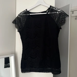 Spets topp  - Jättefin svart spetstopp i den har använts några få gånger men känns som ny!! Den är i storlek S och sitter fint på kroppen  