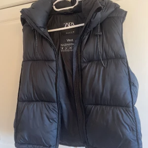 Zara jacka - Väst köpt på zara i storlek S , säljs nu för 190