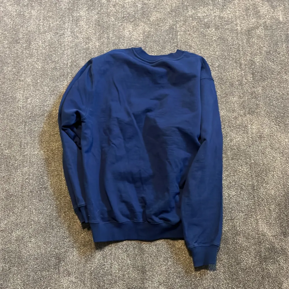 Najs mörkblå ssc sweater som inte har några defekter, den är lite för liten därför säljer jag. Skriv om de finns frågor. Tröjor & Koftor.
