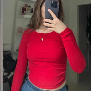 Slutsåld röd zara tröja - Zara tröja med speciell design vid halsen i mesh material 