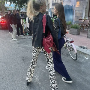 Zebrabyxor från Motel - Såååå coola byxor från Motel. Strlk xs. Går högmidjat och är lite utsvängda men inte mycket. 