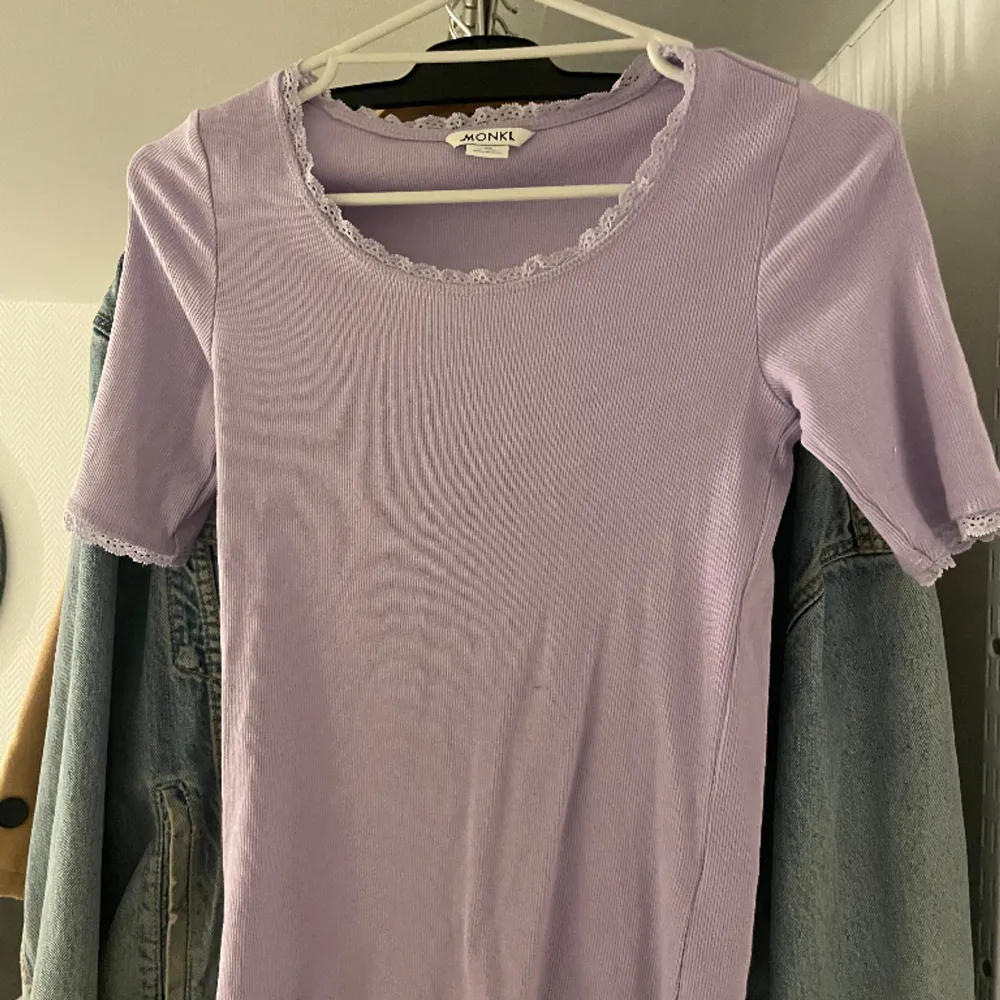 söt lila t-shirt med spets på ärmarna. använd 2 gånger, extremt stretchiga så kan passa allt mellan xs - medium . T-shirts.