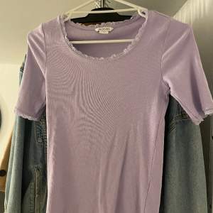 söt lila t-shirt med spets på ärmarna. använd 2 gånger, extremt stretchiga så kan passa allt mellan xs - medium 