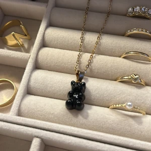Guld halsband  - (Inte äkta guld) halsband med Björn på (som man kan ta av) ❤️ frakt är i kuvert och kostar 15kr då jag postar med frimärke 💕