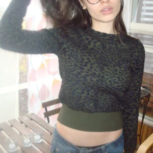 Leopard Tröja - Såå fkn ball leopard stickad tröja så gosig och mjuk 😍😍😍 Går verkligen att styla med vad som helst  Modellen är 165 cm och 54 kg