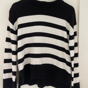 Stickad tröja  - Stickad tröja från Gina, köpt på deras barn avdelning med motsvarar en storlek xs,s. Använd ett fåtal gånger, i väldigt bra skick. 