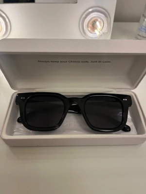 Chimis 04 - Såå fina solglasögon från chimi i strl 04 medium svart. Köpte dem förra sommaren men är i nyskick då de tyvärr inte har kommit till någon användning💕Priset kan diskuteras😊