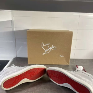 Christian Louboutin  - Tjena!! Säljer ett par loubitins storlek 43 sitter lite större! Kommer med box och även extra snören.  Väldigt bra skick.