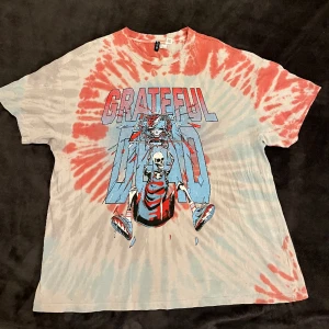 Snygg tröja🔥😉 - Bra skick Text: greatful dead Frakt: 50kr, inkluderat i priset (Tröja för 50kr och frakt för 50kr)