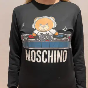 Hej! Säljer denna coola crewneck från Moschino Teen! Bra skick då den använts fåtal gånger💕 Säljer då den är lite liten för mig. Nypris ca 1000kr. Frakt ingår inte i priset. Kan även mötas upp i Stockholm💕