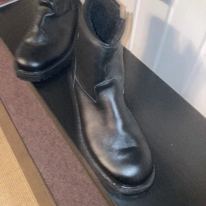 Stilrena fodrade-kängor - Fick ett par vinterkängor i vintras som jag inte använt. 1850kr nypris. Helt oanvända storlek 43. Får- fodrade skor som är perfekta till våra kalla vintrar. Priset är ej hugget i sten