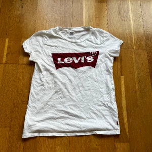 Levis T-shirt  - Använd fåtal gånger, inget slitage på trycket eller tröjan