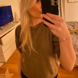 Stickat trekvarttröja - så fin stickat brun tröja från veromoda🤍