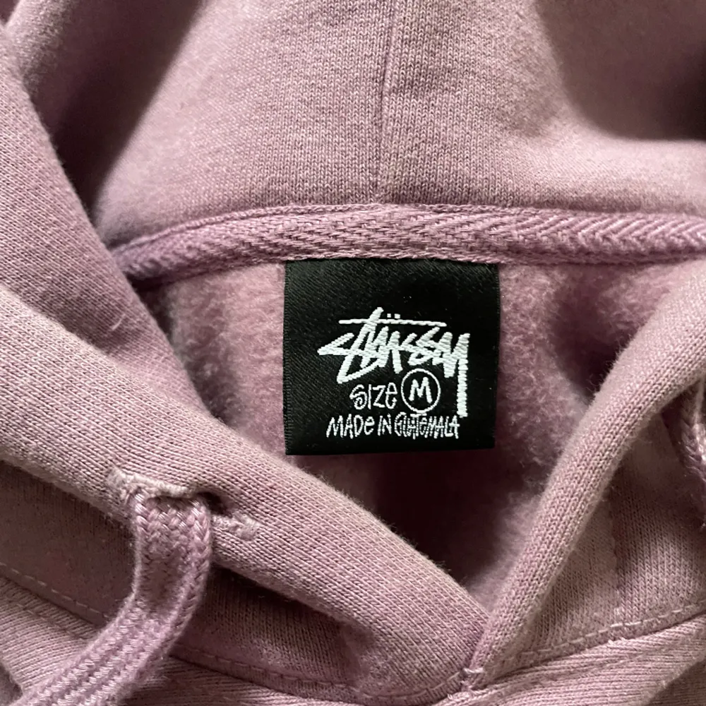 Lila/rosa Stüssy hoodie i storlek medium, 80% bomull. 20% polyester blend. Stort svart ”Stüssy” tryck på både framsida & rygg. Använd få antal gånger. För mått/fler bilder. skriv privat. Hoodies.