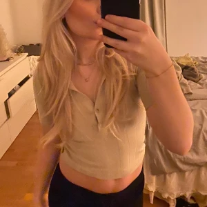 beige topp/thirt - topp med knappar super fin och nästan aldrig använd 🤍Dm för frågor 