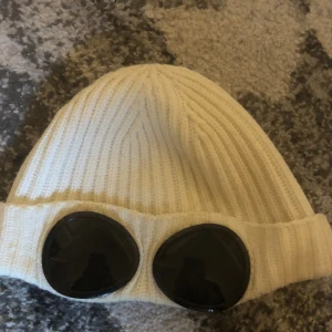 Mössa - C.P Company mössa i extremt bra skick 9/10. Mössan är i merinoull så den är väldigt varm och snygg nu i vinter. Nypris runt 1600