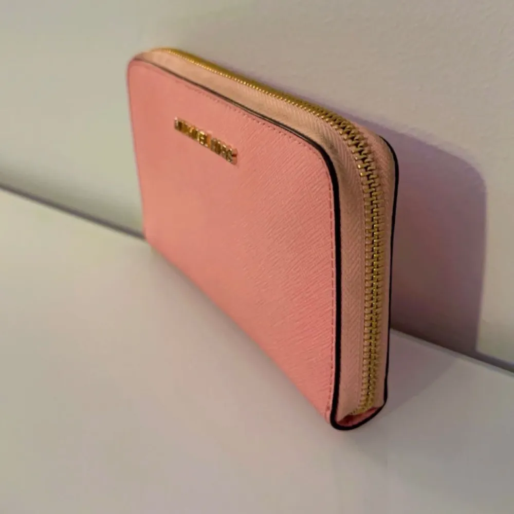 Säljer denna snygga plånboken från Michael Kors. I ljusrosa färg, i väldigt gott skick. Pris: 899 kr. Väskor.