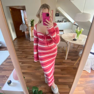 Stickad midiklänning  - Så snygg stickad midiklänning som passar bra till sommaren i storlek M!! Helt slutsåld på NA-KD. Den har vida ärmar och en fin knytdetalj vid bysten. Den är aldrig använd och alla lappar är kvar. Inköpt för 599:-💖