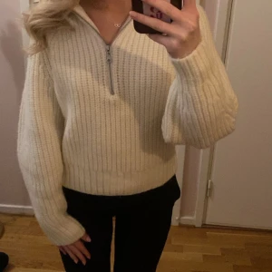 Stickad tröja - Stickad tröja med dragkedja, helt ny med lapp kvar från hm👍 skitmjuk