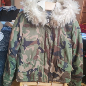 Miltär mönstrad jacka  - Säljer min älskade jacka. I fint skick förutom att det saknas en knapp på ena fickan och det är hål i fickan. Annars är den hur fin som helst 🥰 Stl S ä