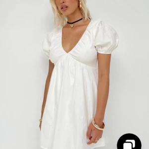 Klänning - Helt ny klänning från pincess polly med prislappen kvar.