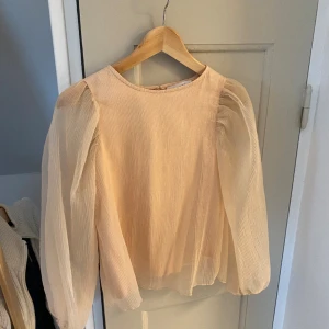 Festlig blus -  Festlig blus med puffärmar i beige, storlek 152🎉🎉 Den är den perfekta toppen- verkligen kalasfin🙌🙌 Om ni har mer frågor så kan ni skriva till mig💕