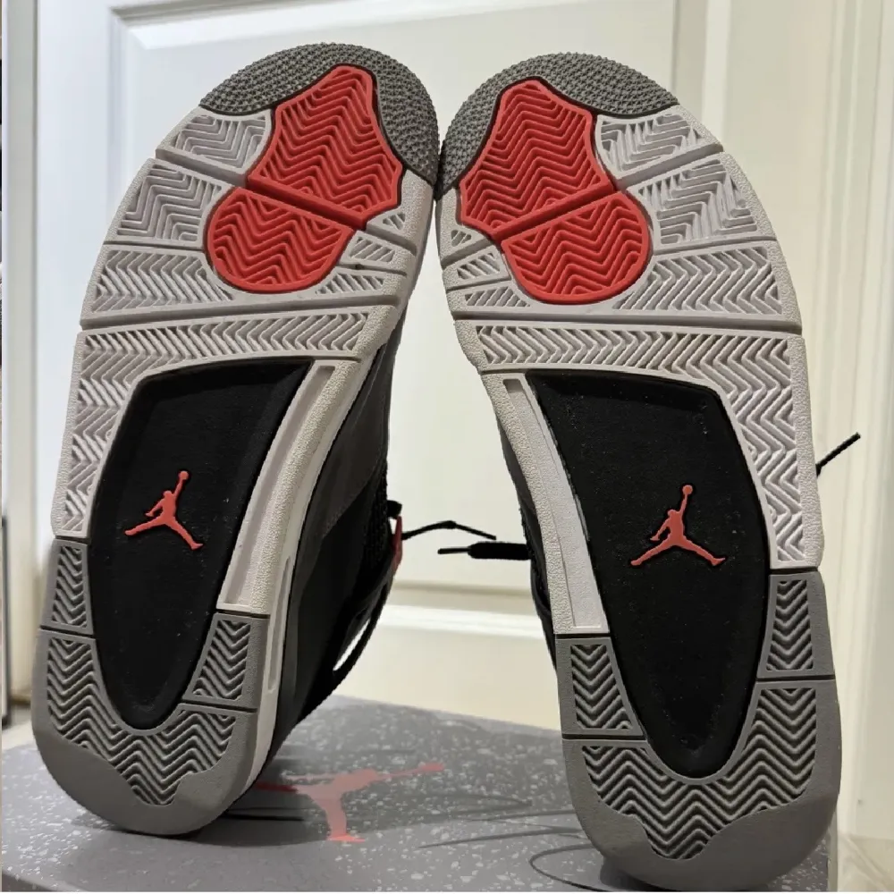 Säljer mina Jordan air 4 i färgen infrared. Använda ca 2 gånger så tänkte sälja de eftersom skor är till för att användas. Nya går för ca 4500kr så mitt pris är 2000kr. Men pris går alltid att diskutera. Självklart äkta vara så tveka inte att höra av er!. Skor.