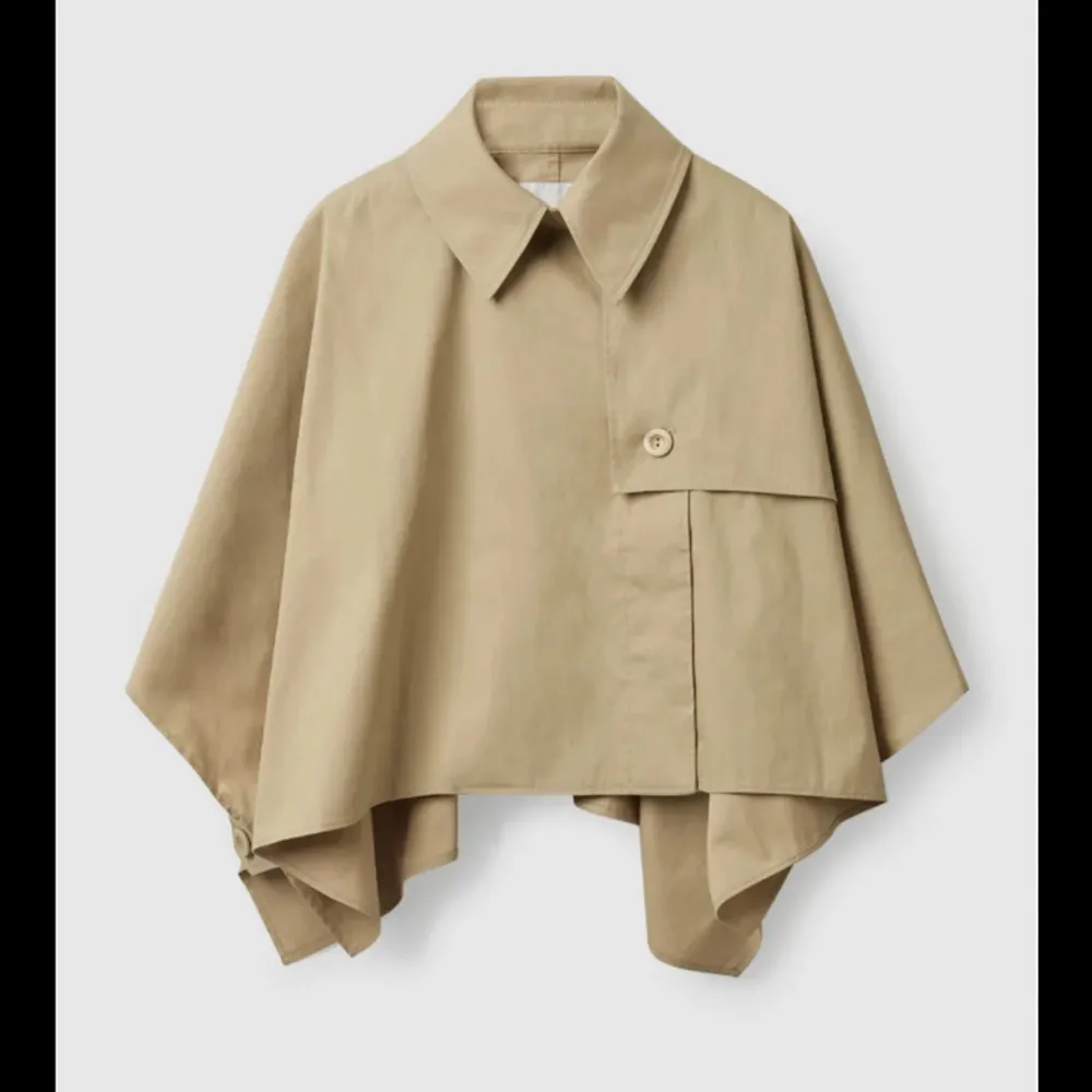Söker denna trench coat cape ifrån cos, hör gärna av er om ni säljer eller vet någon som eventuellt säljer.. Jackor.