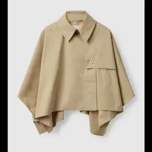 Söker denna trench coat cape ifrån cos, hör gärna av er om ni säljer eller vet någon som eventuellt säljer.