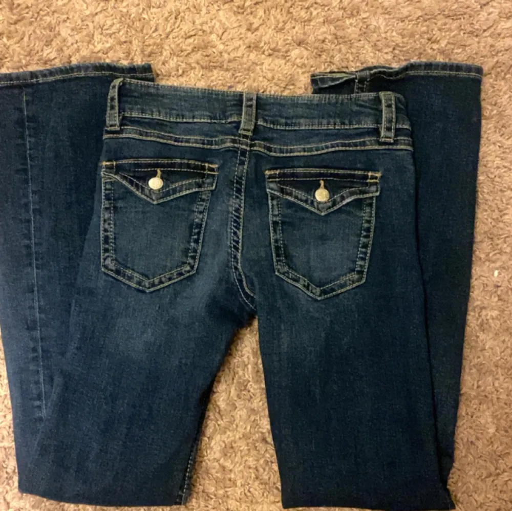 Säljer pga att dom inte kommer till andvändning och är lite små. Jeans & Byxor.