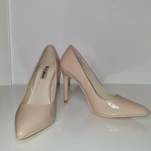Nude pumps  - Beiga/nude pumps från Nelly. Oanvända. St 36, klackhöjd 10 cm