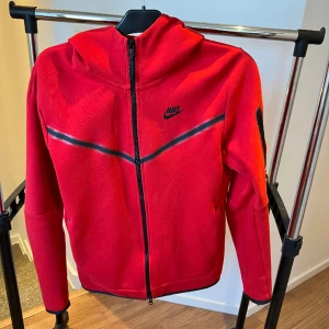 Nike tech fleece strl S  - Nike tech strl S! Nypris på 1350kr. Hör av dig av intresse!