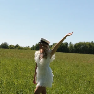 Studentklänning  - En fluffig och super söt klännig som har används en gång.  Är i bra skick.  Finns att köpa på internet för 3 473 kr 