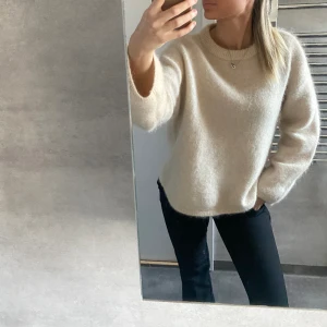 Intressekoll - Säljer denna as snygga mohair tröjan från H&M! Den har inga defekter 🤍 Nypris: 800kr
