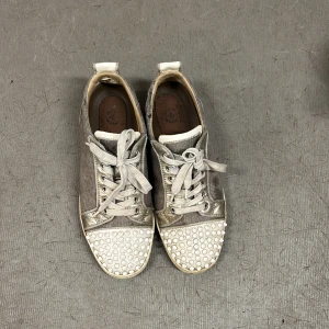 Louboutin (Sällsyn) - Strl 42, skick 7/10, Lite smutsiga men det går bort, Lite slitet osv, Dustbag kommer med, nypris 9000kr
