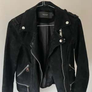 Mockajacka - Jag säljer min snygga mocka jacka från Vero moda. Använd fåtal gånger eftersom den är för liten! Nypris 1150 kr💕