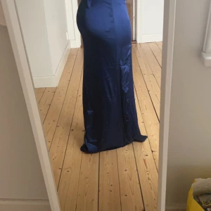 Balklänning blå - Balklänning jag inte använde till balen. Som ni ser på bilderna är den lite stor för mig. Superfin färg och skönt tyg. Stor slits och öppen rygg. Min balklänning va storlek 38 som denna så räkna med att denna är lite stor i storleken.