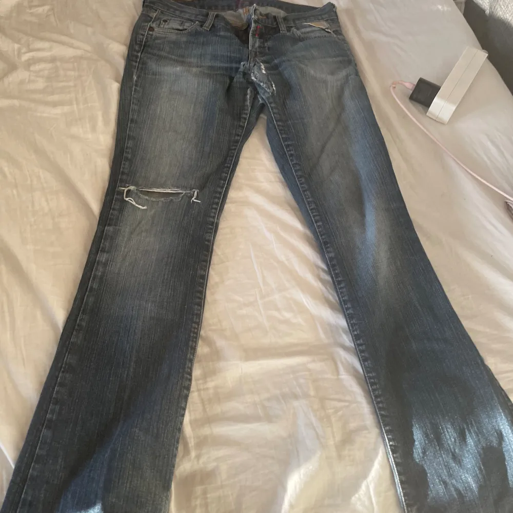 Lågmidjade Flare jeans ifrån replay dom har lite små defekter men annars bra skick Midjemått:37 rakt över och inerbenslängden är 83. Jeans & Byxor.