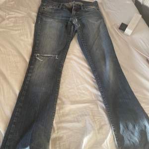 Lågmidjade Flare jeans ifrån replay dom har lite små defekter men annars bra skick Midjemått:37 rakt över och inerbenslängden är 83