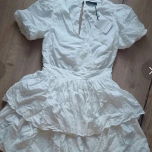 STUDENTKLÄNNING - Jättefin studentklänning! Strl 36. Säljer då jag hittat en annan istället! Märket är mohito