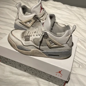 Jordan 4 oreo - Hej säljer nu mina Jordan 4 oreos dom är väldigt skitiga men det går att ta bort om man har orken jag köpte dessa förra sommaren för 3700kr jag har tyvärr inget kvitto för jag slängde det men jag har original boxen. Kom med prisförslag och frågor
